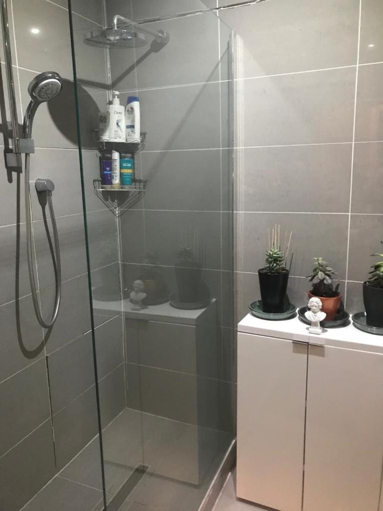 Cozy Double Bedroom In Stunning Bungalow On River Thames - Near Thorpe Park/Royal Holloway University/20Mins From Heathrow ستينس المظهر الخارجي الصورة