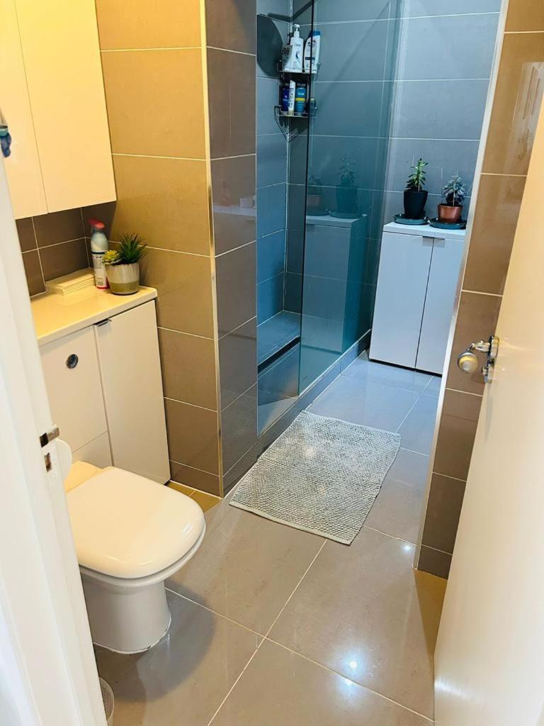 Cozy Double Bedroom In Stunning Bungalow On River Thames - Near Thorpe Park/Royal Holloway University/20Mins From Heathrow ستينس المظهر الخارجي الصورة