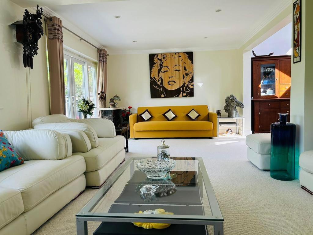 Cozy Double Bedroom In Stunning Bungalow On River Thames - Near Thorpe Park/Royal Holloway University/20Mins From Heathrow ستينس المظهر الخارجي الصورة