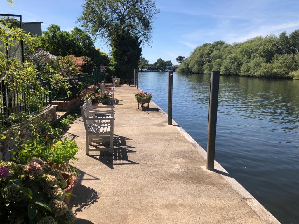 Cozy Double Bedroom In Stunning Bungalow On River Thames - Near Thorpe Park/Royal Holloway University/20Mins From Heathrow ستينس المظهر الخارجي الصورة