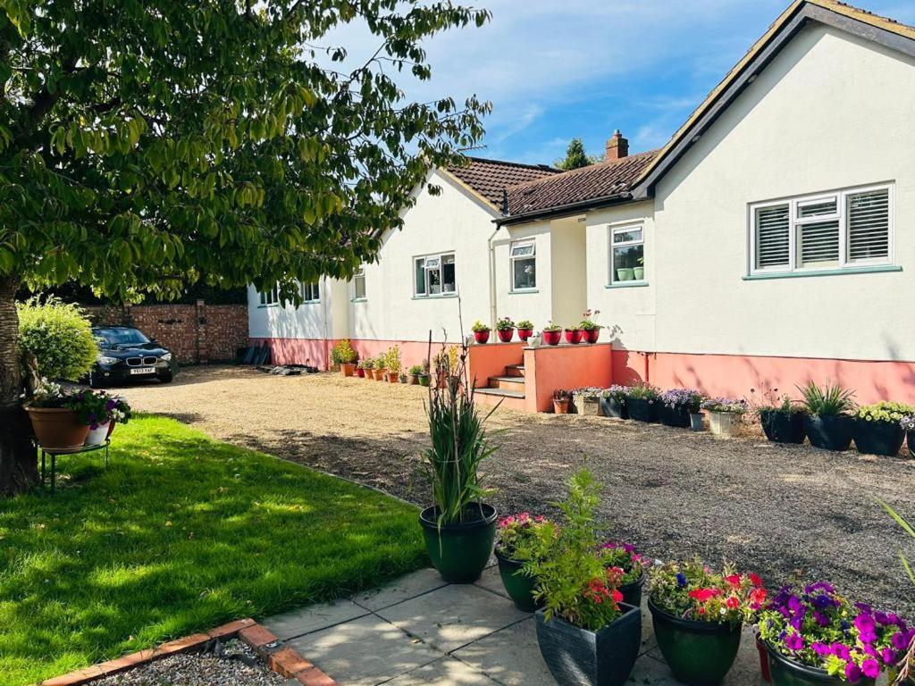 Cozy Double Bedroom In Stunning Bungalow On River Thames - Near Thorpe Park/Royal Holloway University/20Mins From Heathrow ستينس المظهر الخارجي الصورة