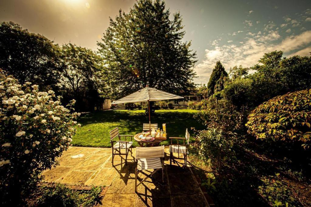 Cozy Double Bedroom In Stunning Bungalow On River Thames - Near Thorpe Park/Royal Holloway University/20Mins From Heathrow ستينس المظهر الخارجي الصورة