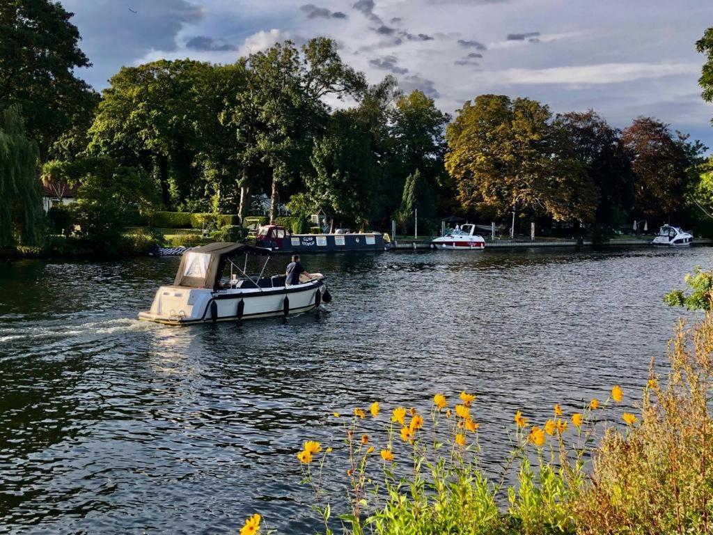 Cozy Double Bedroom In Stunning Bungalow On River Thames - Near Thorpe Park/Royal Holloway University/20Mins From Heathrow ستينس المظهر الخارجي الصورة