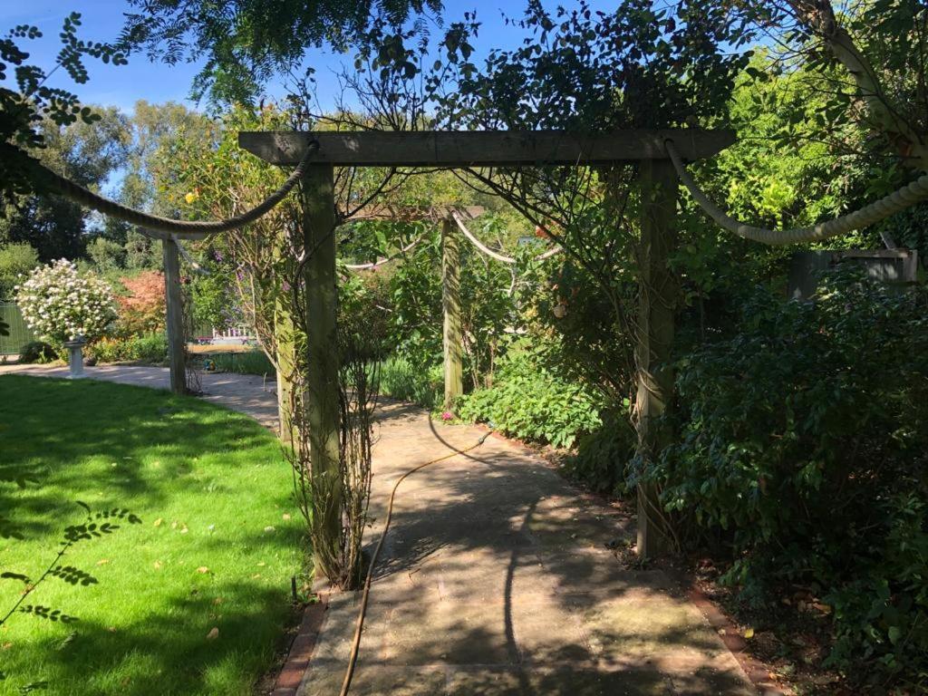 Cozy Double Bedroom In Stunning Bungalow On River Thames - Near Thorpe Park/Royal Holloway University/20Mins From Heathrow ستينس المظهر الخارجي الصورة