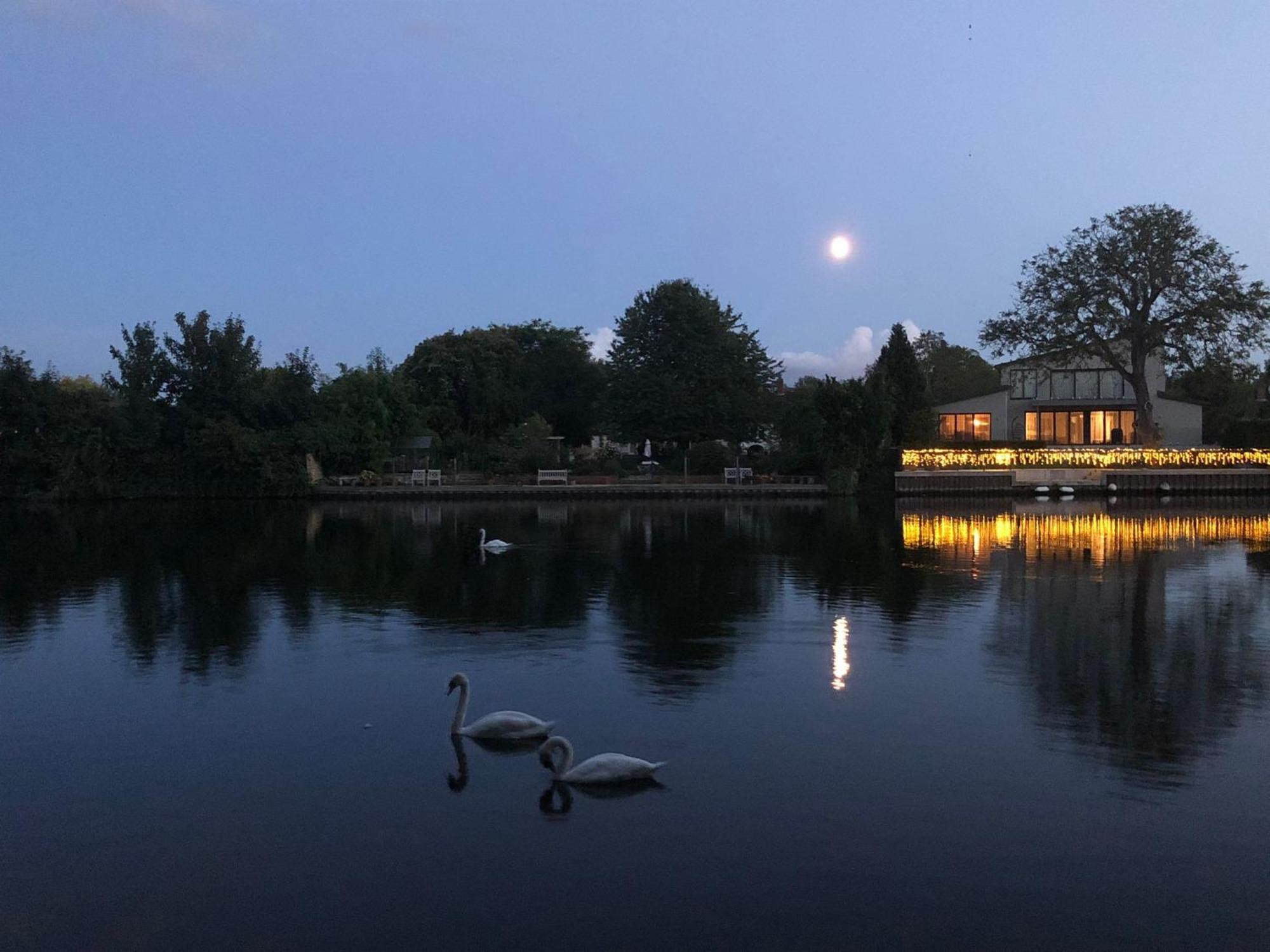 Cozy Double Bedroom In Stunning Bungalow On River Thames - Near Thorpe Park/Royal Holloway University/20Mins From Heathrow ستينس المظهر الخارجي الصورة